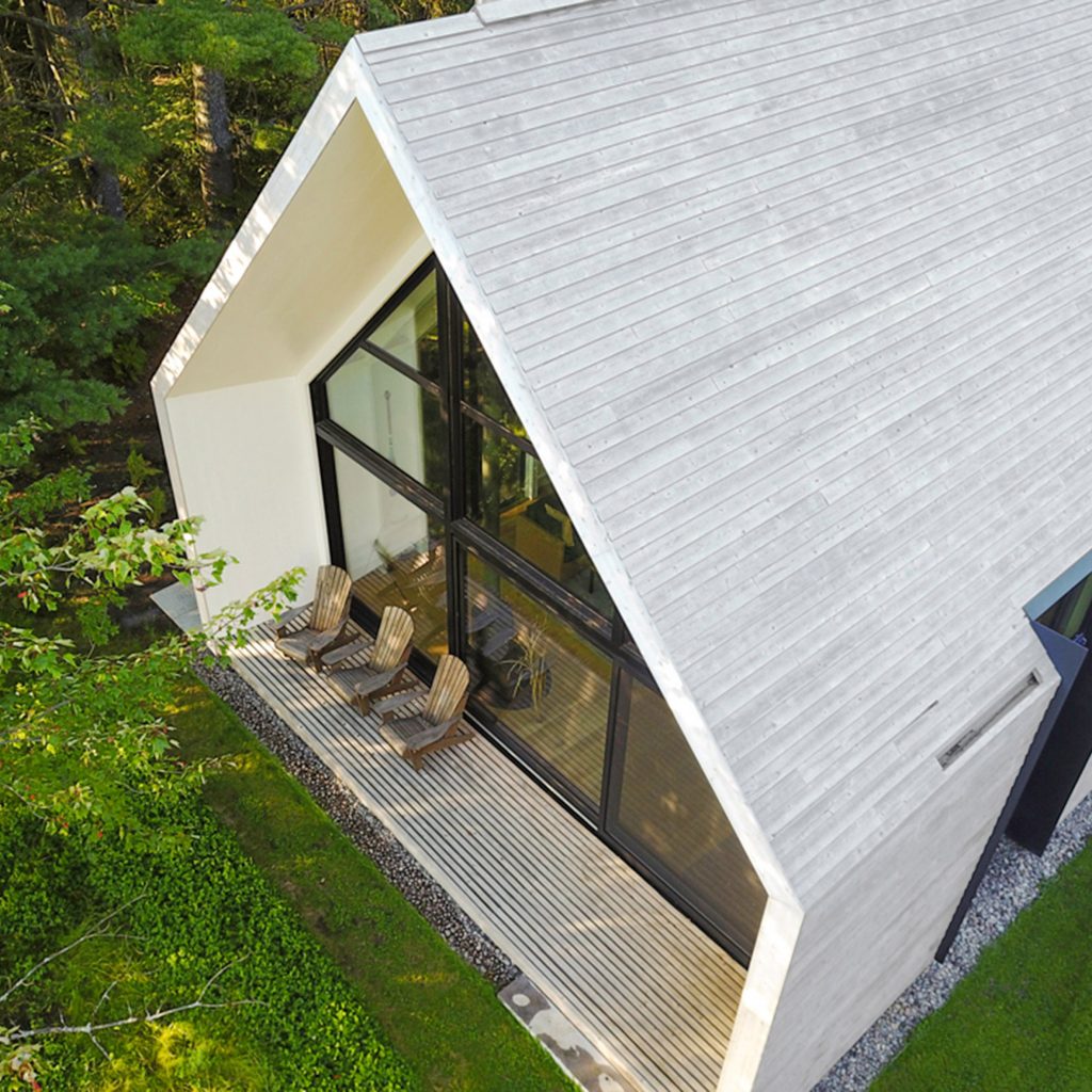 White cedar covers gabled lake house in Canada by YH2