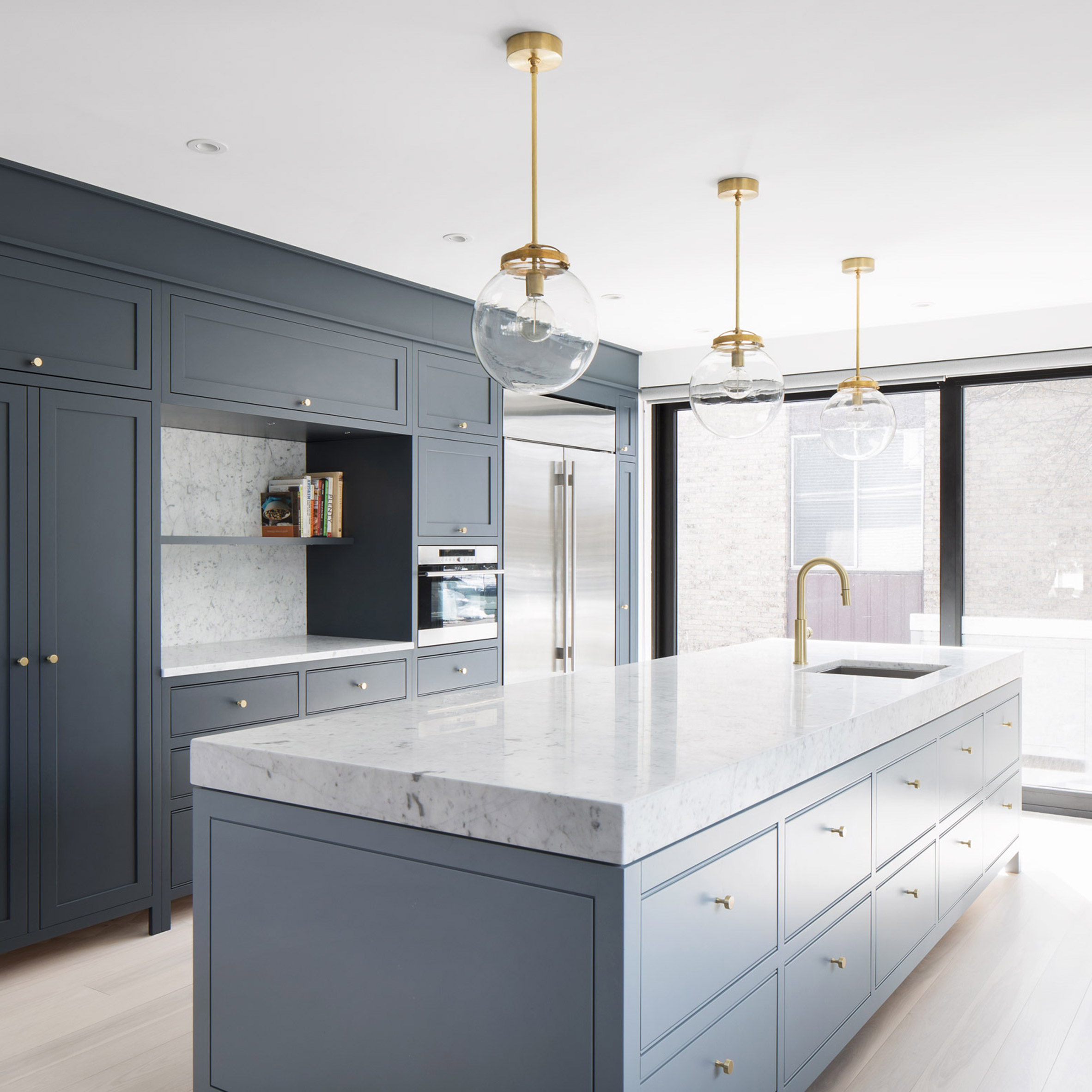 Navy and brass is 2018 interior design trend for kitchens and
