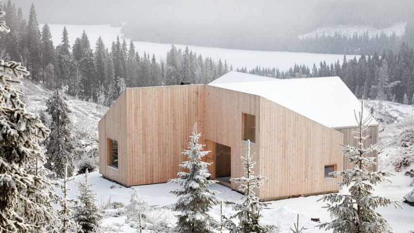 Mork-Ulnes Architects completes timber-clad house with a "pinwheel plan" in a Norwegian forest
