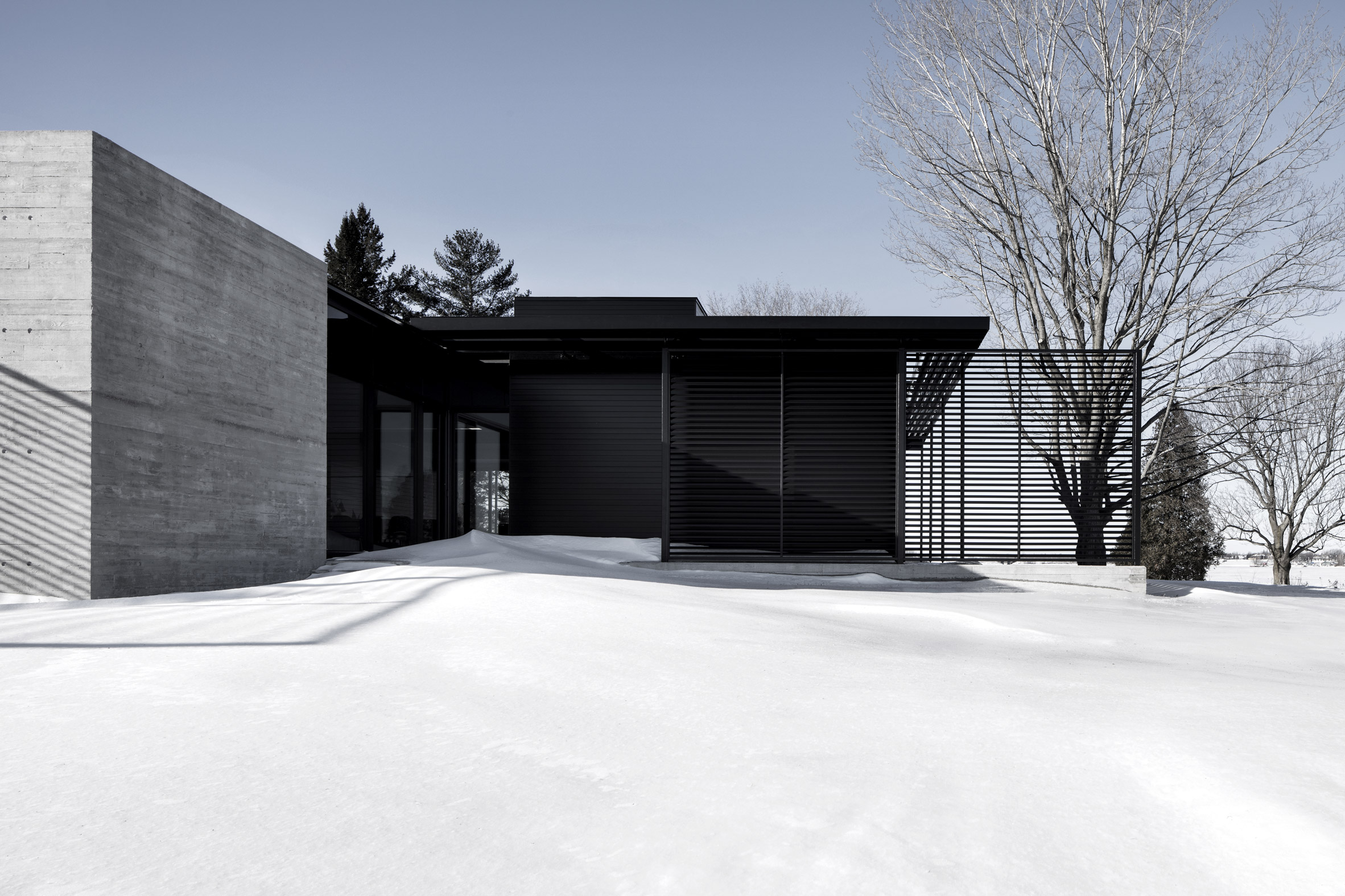 Alain Carle Architecte completes minimalist home in Ontario