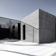 Alain Carle Architecte completes minimalist home in Ontario