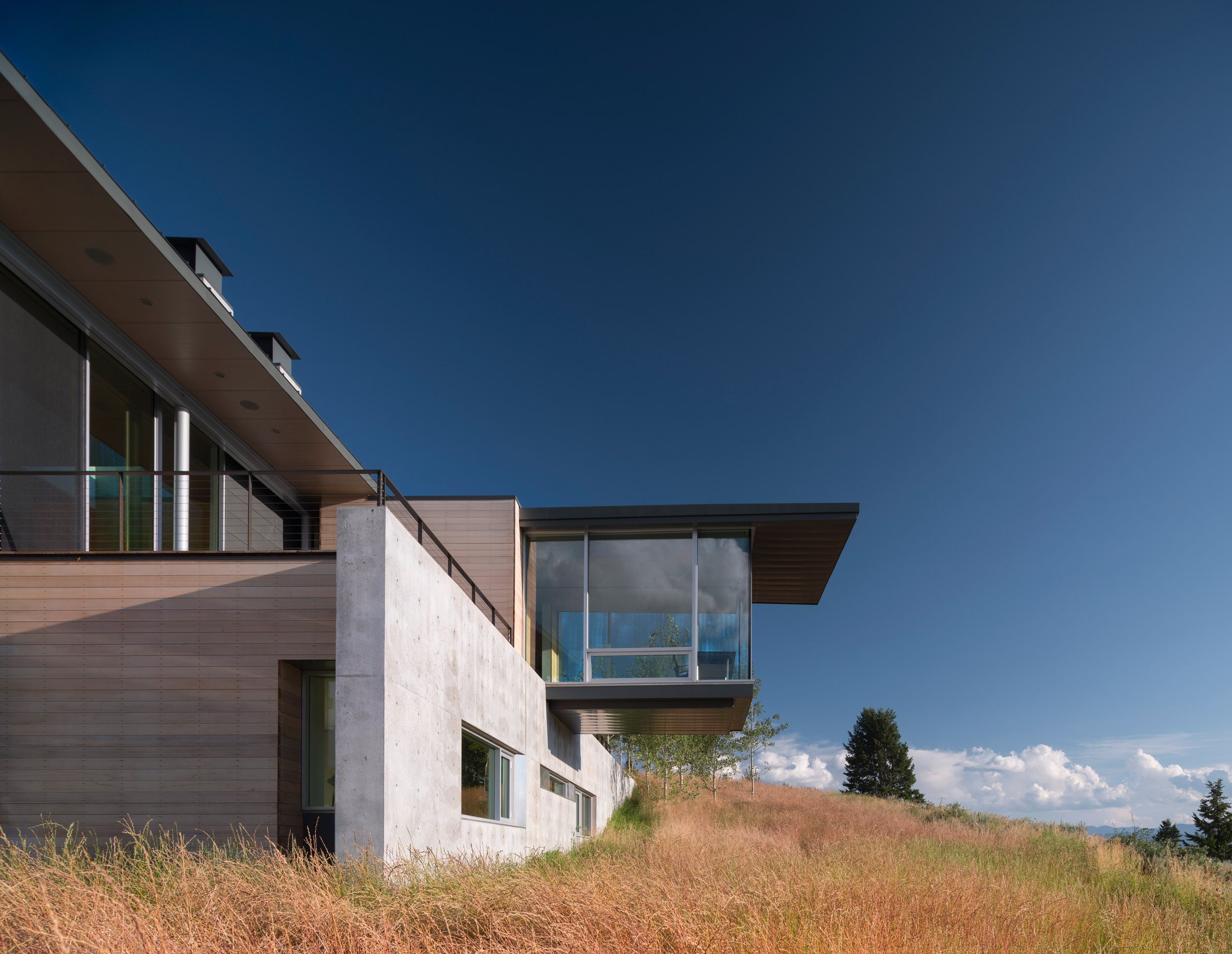 Glass study extends from hilltop home in Wyoming by Bohlin Cywinski Jackson
