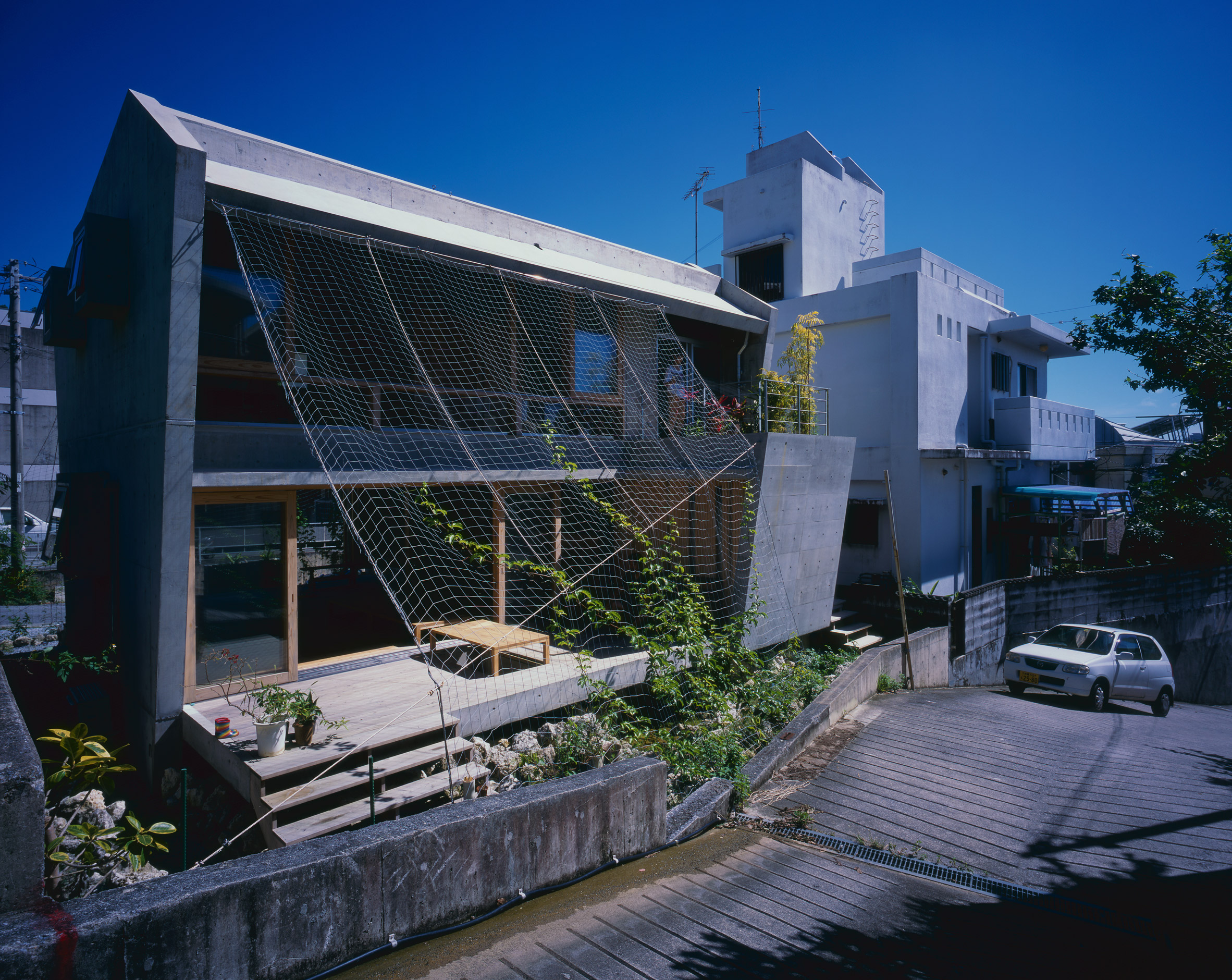 Ryuichi Ashizawa uses traditional techniques to control climate at house on Okinawa Island