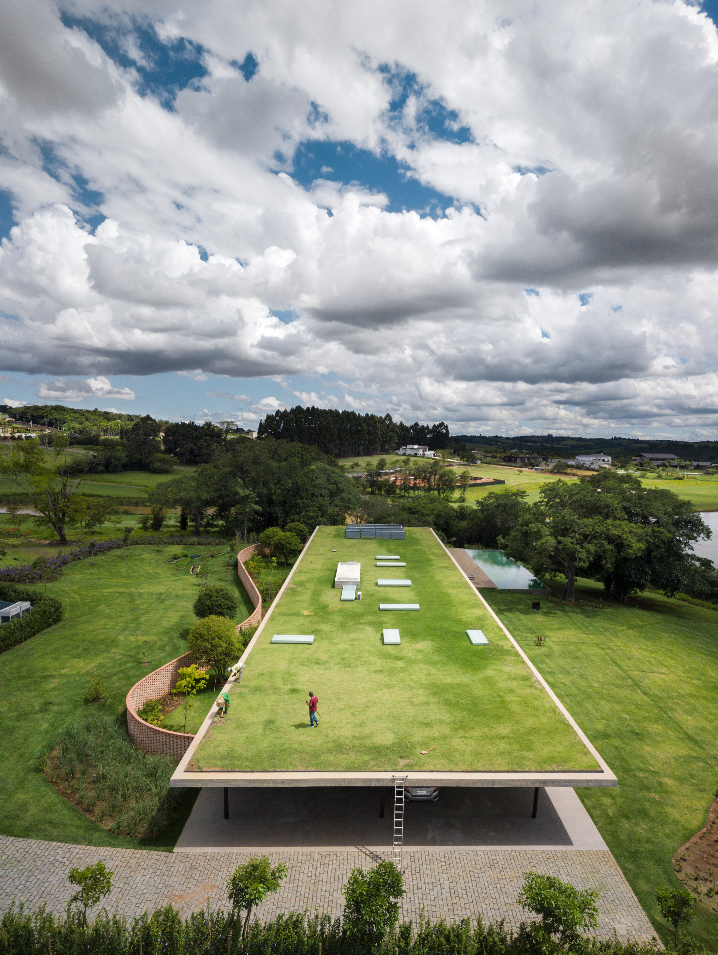 Monumental grassy roof covers Planar House in Brazil by Studio MK27
