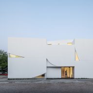 Schaum/Shieh covers Houston art gallery in sculptural white panels