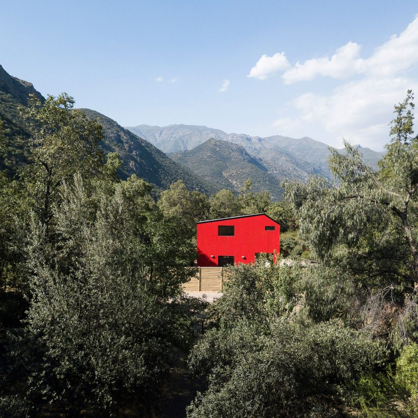 Casa La Roja by Felipe Assadi Arquitectos