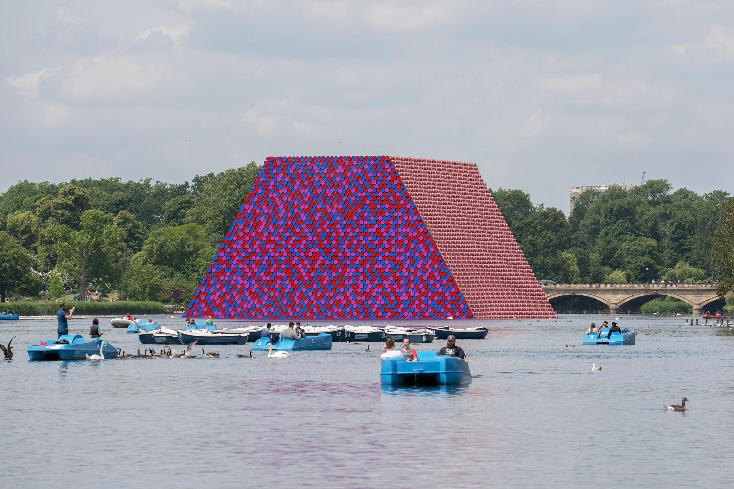 Christo unveils floating Serpentine sculpture made from 7,506 barrels