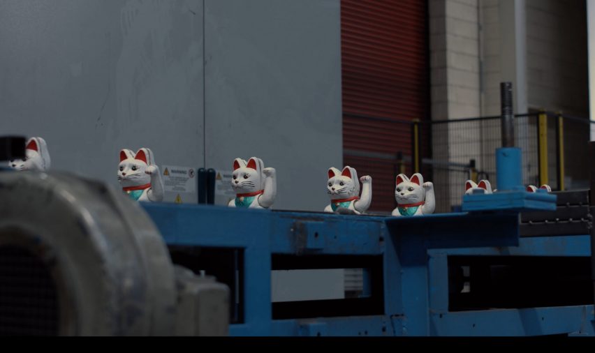 La instalación de Katie May Boyd convierte los desechos de plástico en gatos atrayentes