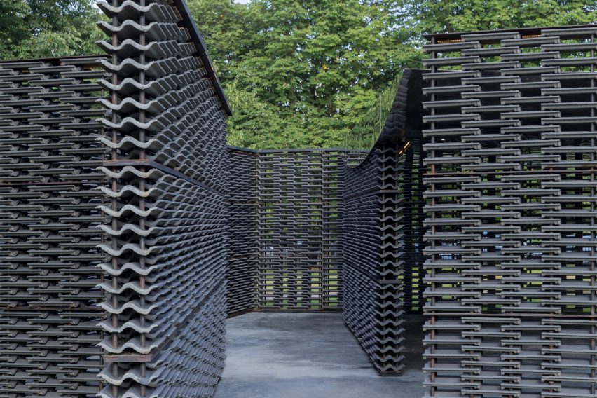 Frida Escobedo builds Serpentine Pavilion featuring "woven tapestry" of concrete tiles