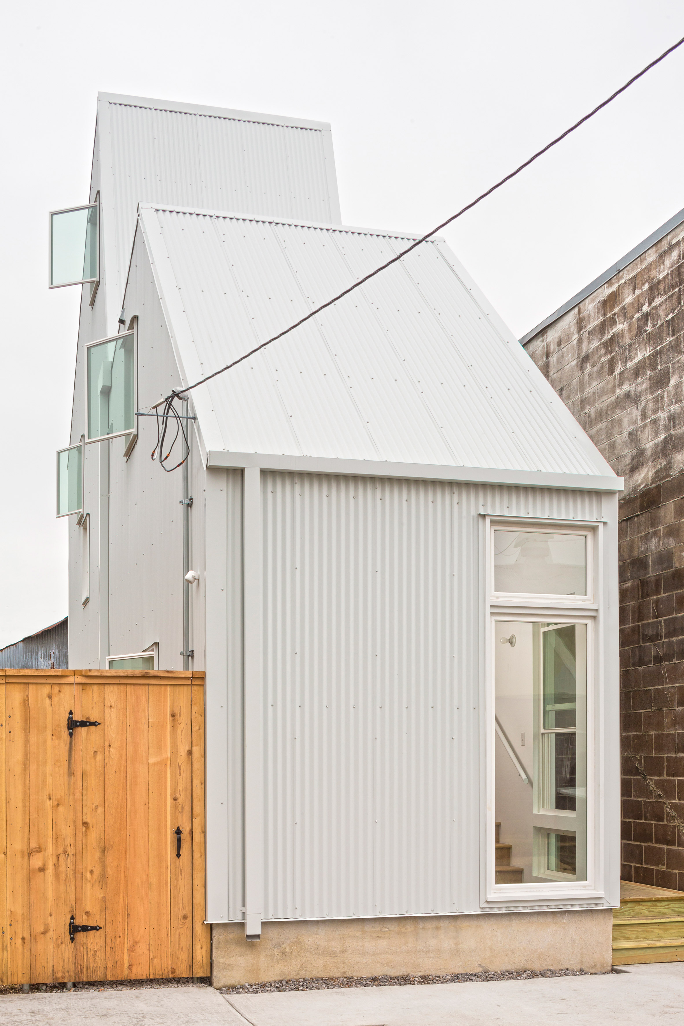 OJT creates compact "starter home" for skinny site in New Orleans