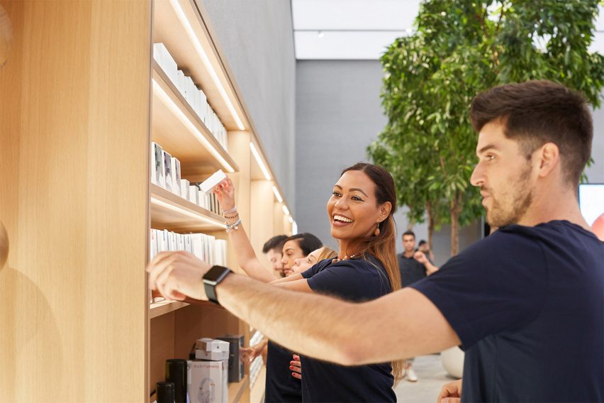   Apple Piazza Liberty by Foster + Partners 