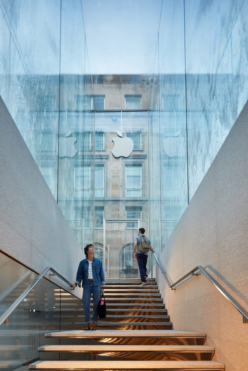   Apple Piazza Liberty by Foster + Partners 