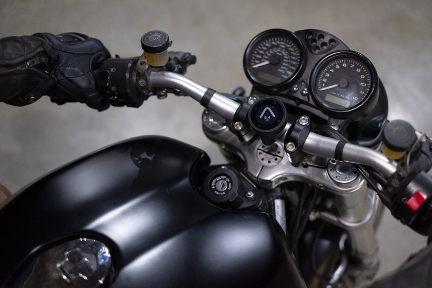 Beeline's minimal navigation device directs motorcyclists with a single arrow