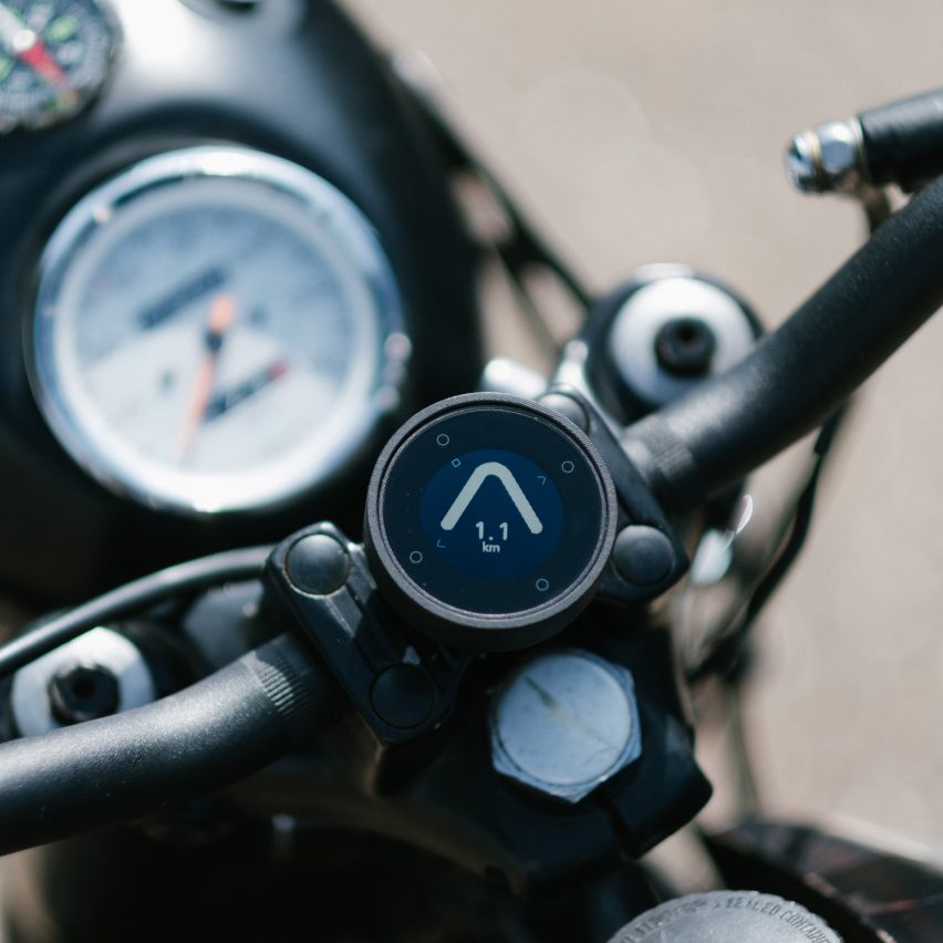 Beeline's minimal navigation device directs motorcyclists with a single arrow