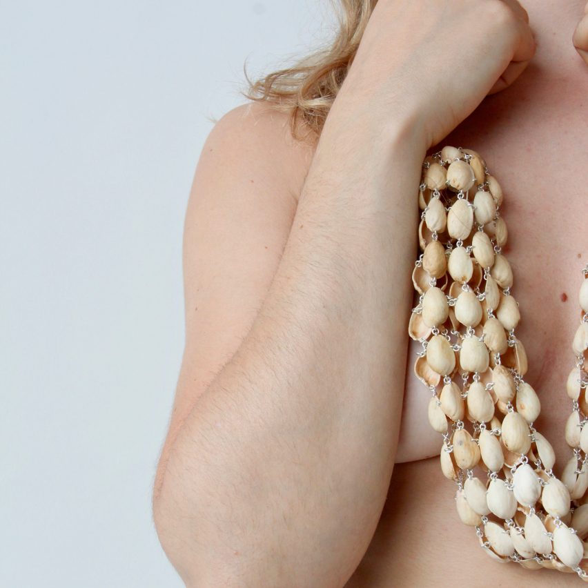 Belle Smith hace joyas de conchas de pistacho desechadas