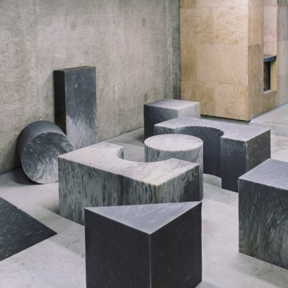 Los bloques de espuma geométrica imitan mármol y terrazo en Beirut Design Week