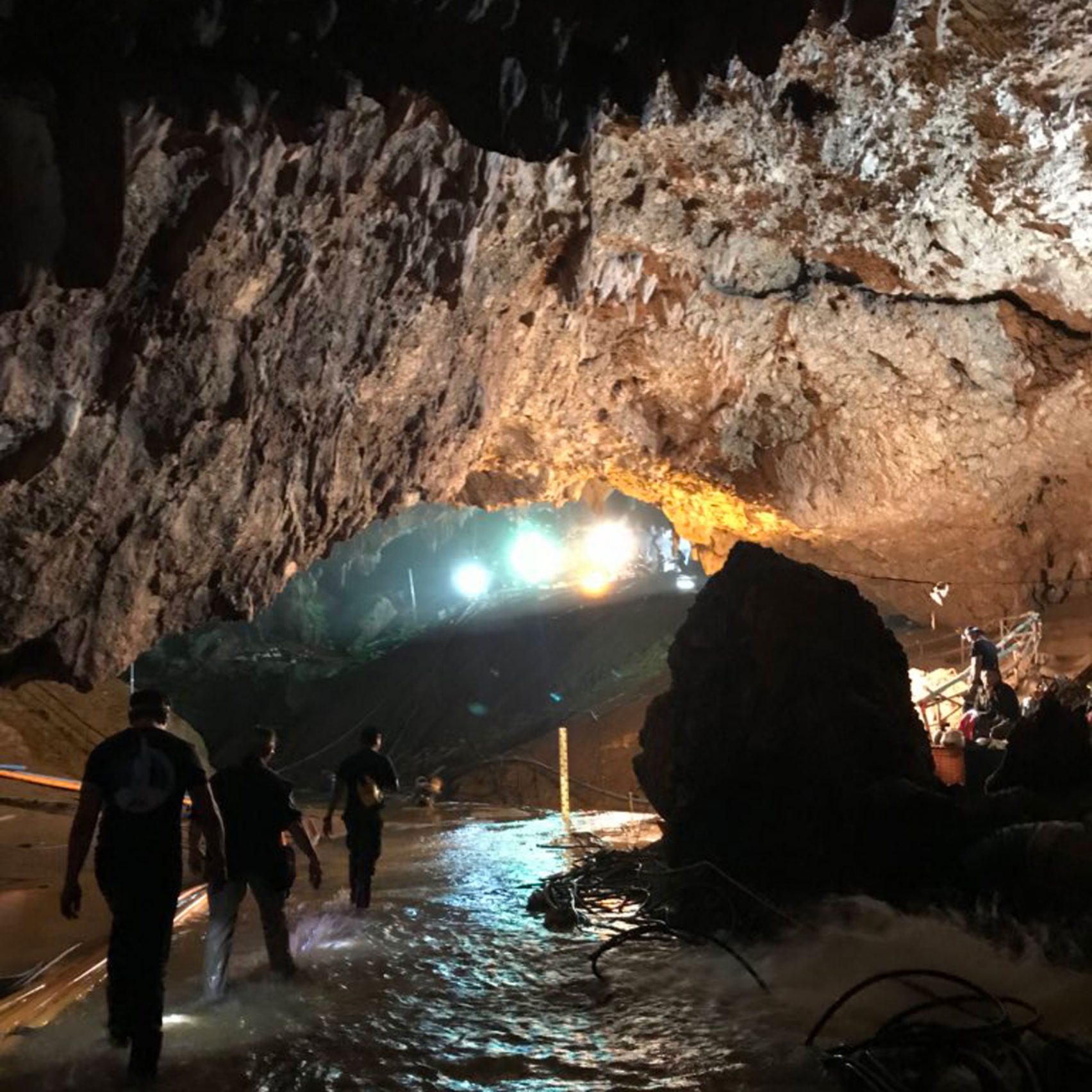 Спасательная операция в пещере Тхамлуангнангнон. Пещера Кхао Луанг трагедия. Пещера в Тайланде спасатели. Пещера для детей.