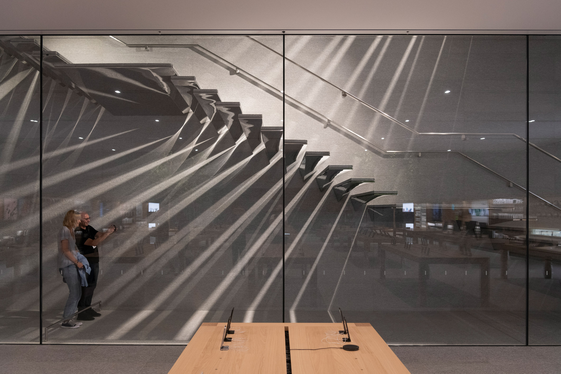 Apple Retail Store in Milano: all-glass cuboid - seele