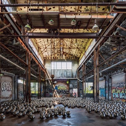Yayoi Kusama llena el garaje abandonado en Rockaways de Nueva York con 1.500 bolas con espejos