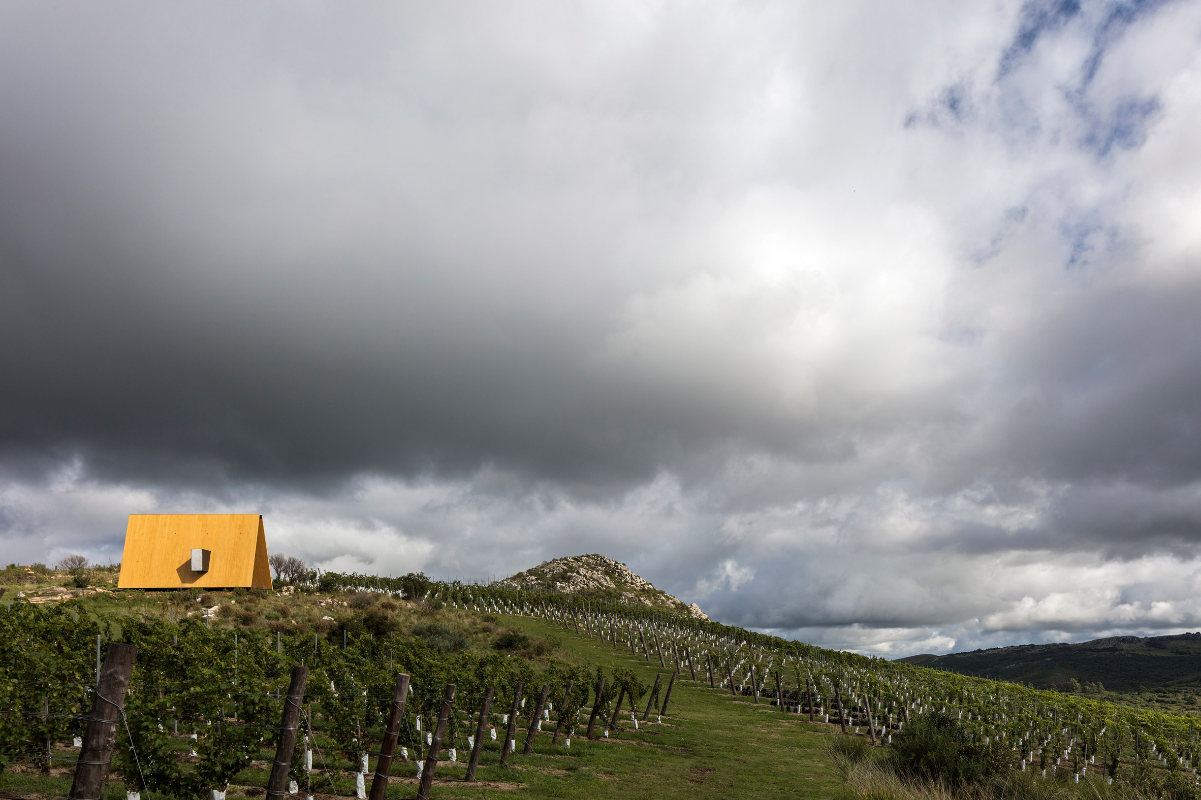 MAPA assembles "simple and austere" Sacromonte Chapel in Uruguay over one day