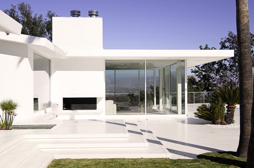 Residence overlooking Mulholland Drive by Heusch Inc.