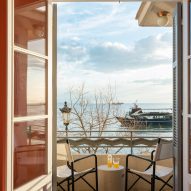 Waterfront Nikis Apartment by Stamatios Giannikis