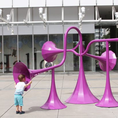 Yuri Suzuki instala seis coloridas esculturas modificadoras de sonido en Atlanta