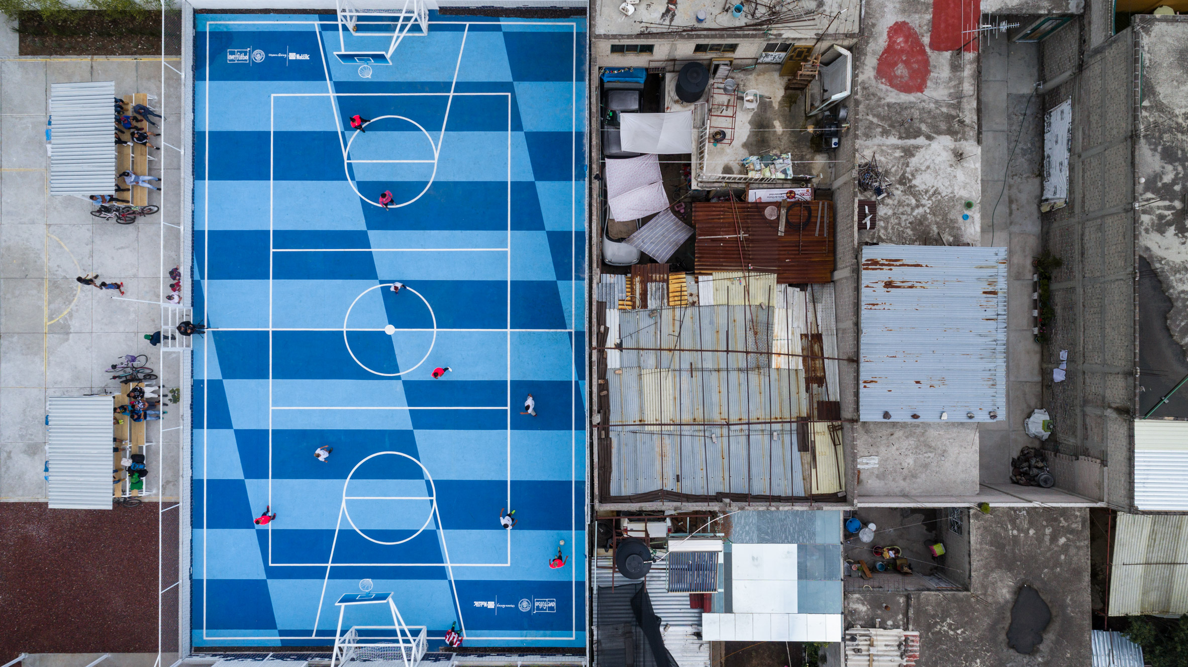 Chequered blue sports venue reinvigorates impoverished Mexico City neighbourhood