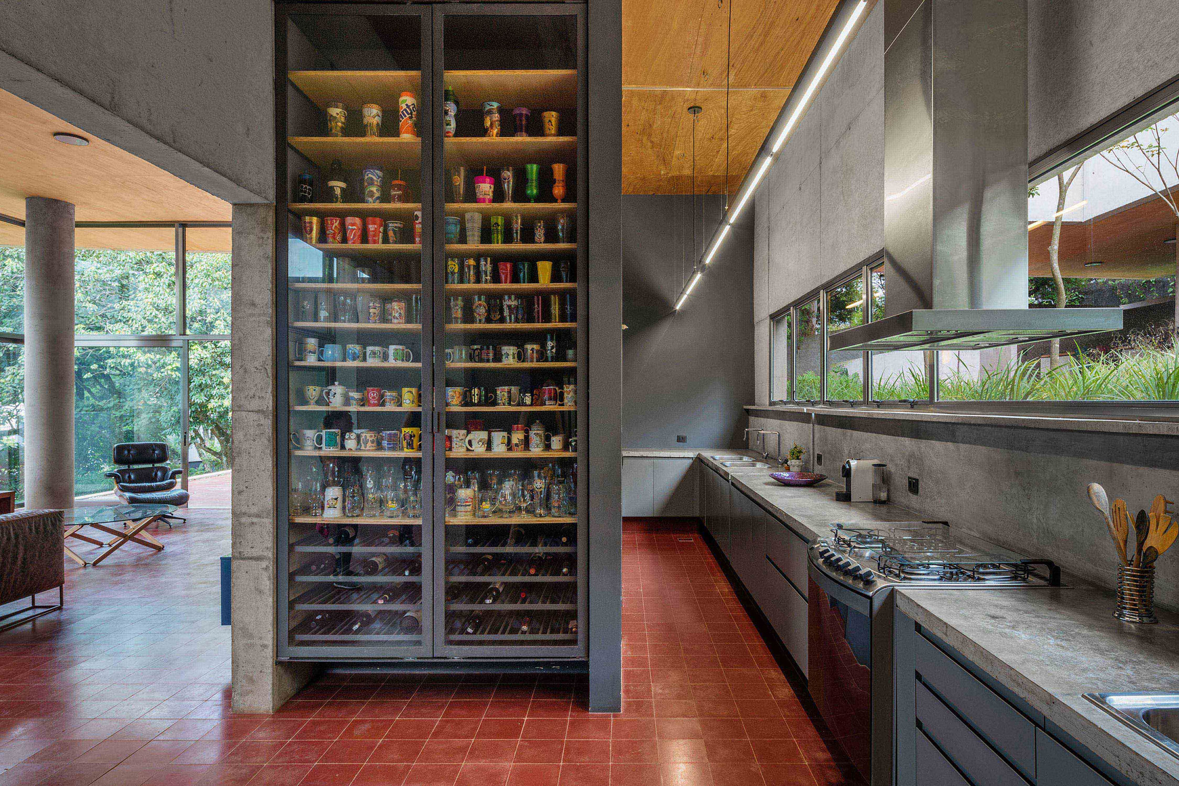 Pantry with wine shelves in Casa em Cotia by Una Arquitetos