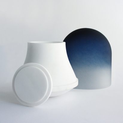 Maria Tyakina diseña urnas de cremación para adaptarse a la casa contemporánea