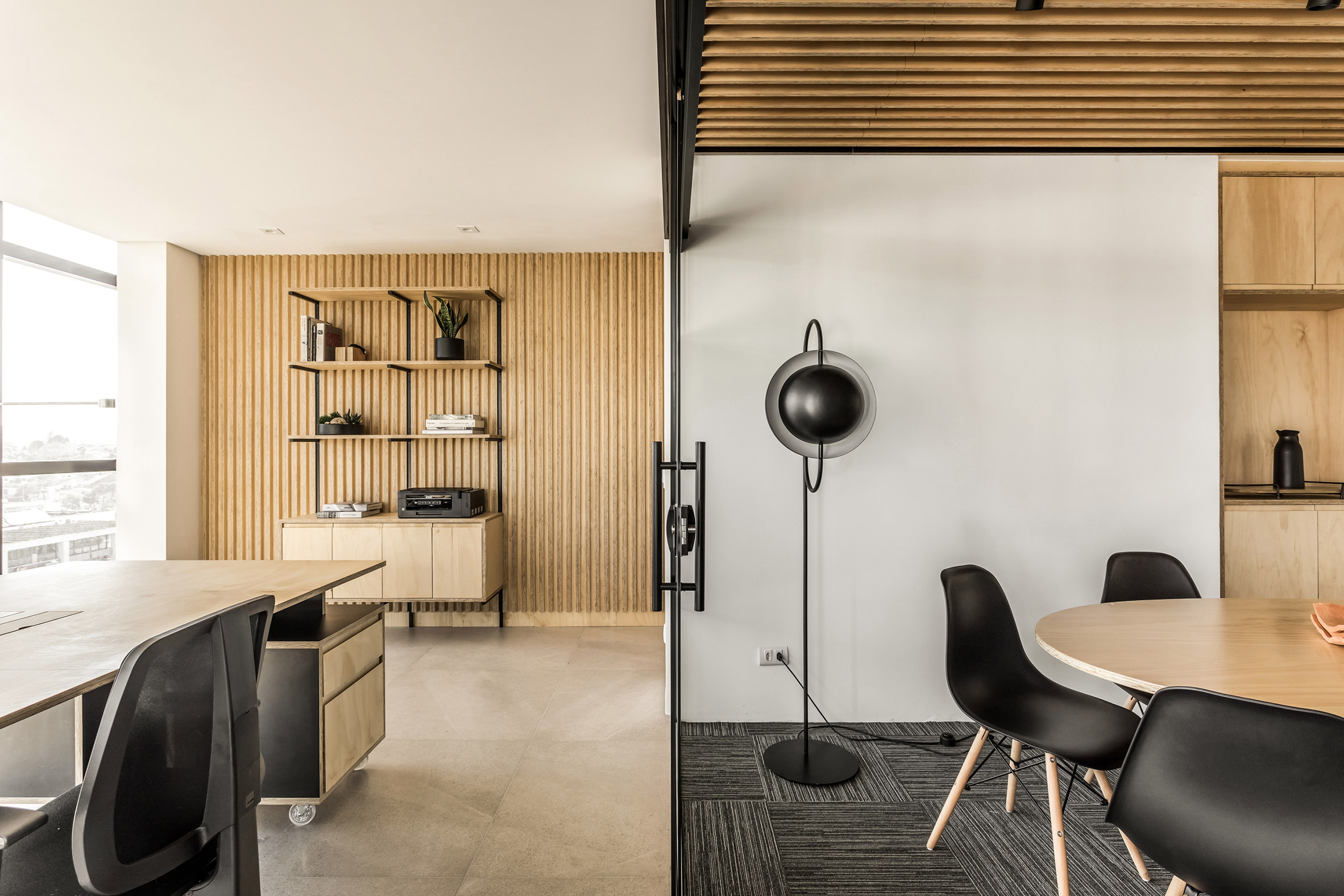 Solo Arquitetos softens Brazilian office space with light wood details