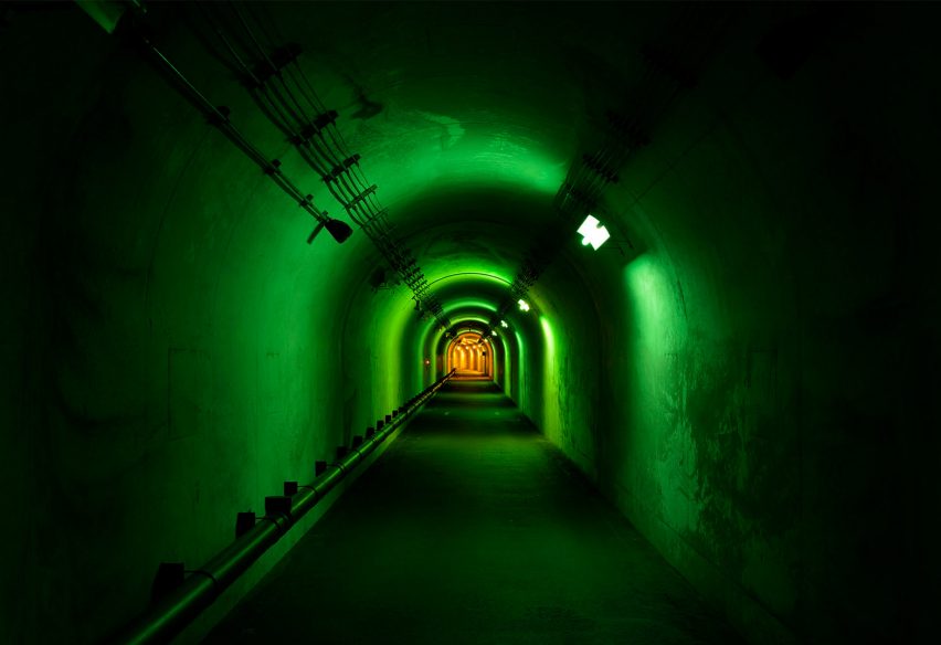 MAD transforma Kiyotsu Gorge Tunnel con espejos, agua y un spa