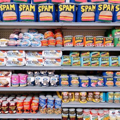 Lucy Sparrow almacena su supermercado LA con 31,000 tiendas de fieltro