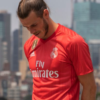 Adidas usa plástico marino para los kits del Real Madrid de color coral