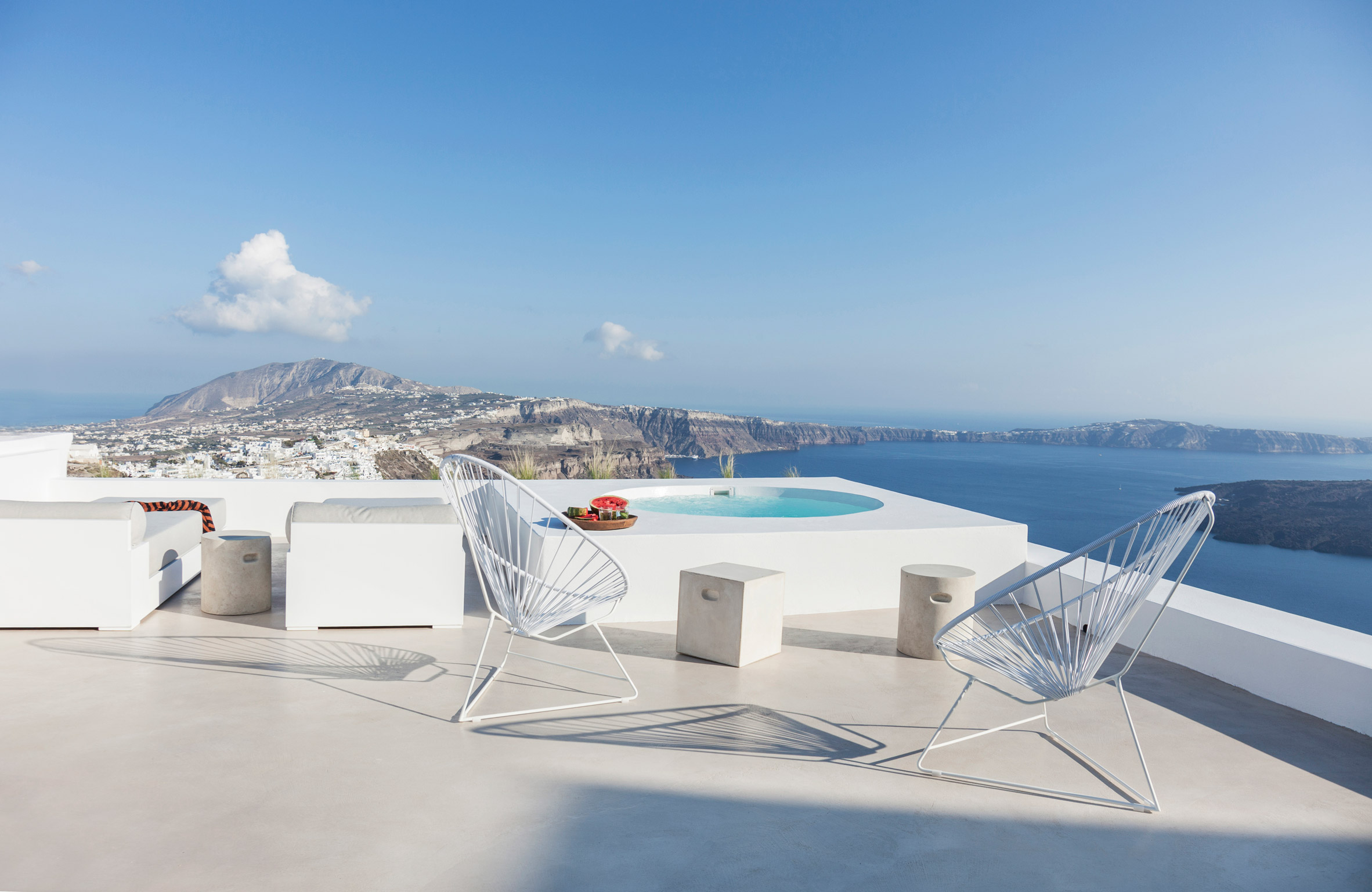 Kapsimalis Architects refurbishes Santorini cave house