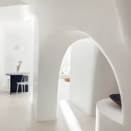 Kapsimalis Architects refurbishes Santorini cave house