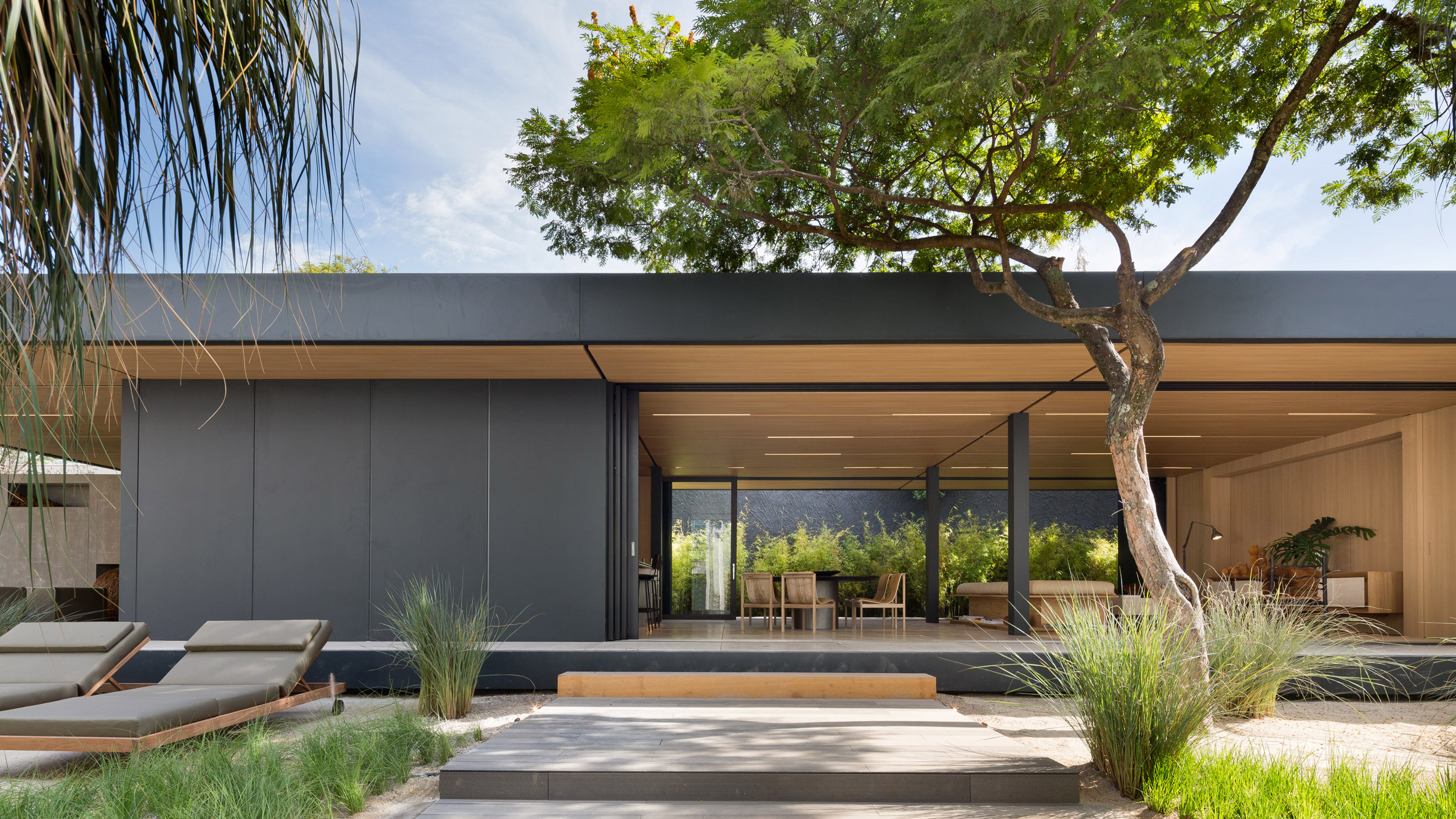 Studio Arthur Casas designs prefabricated home for SysHaus