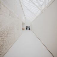 Kengo Kuma divides Archives Antoni Clavé with mesh screens dappled with paper pulp