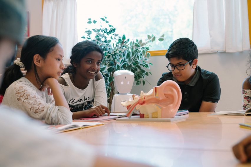 AV1 es un robot que ayuda a los niños enfermos a mantenerse al día con el trabajo escolar