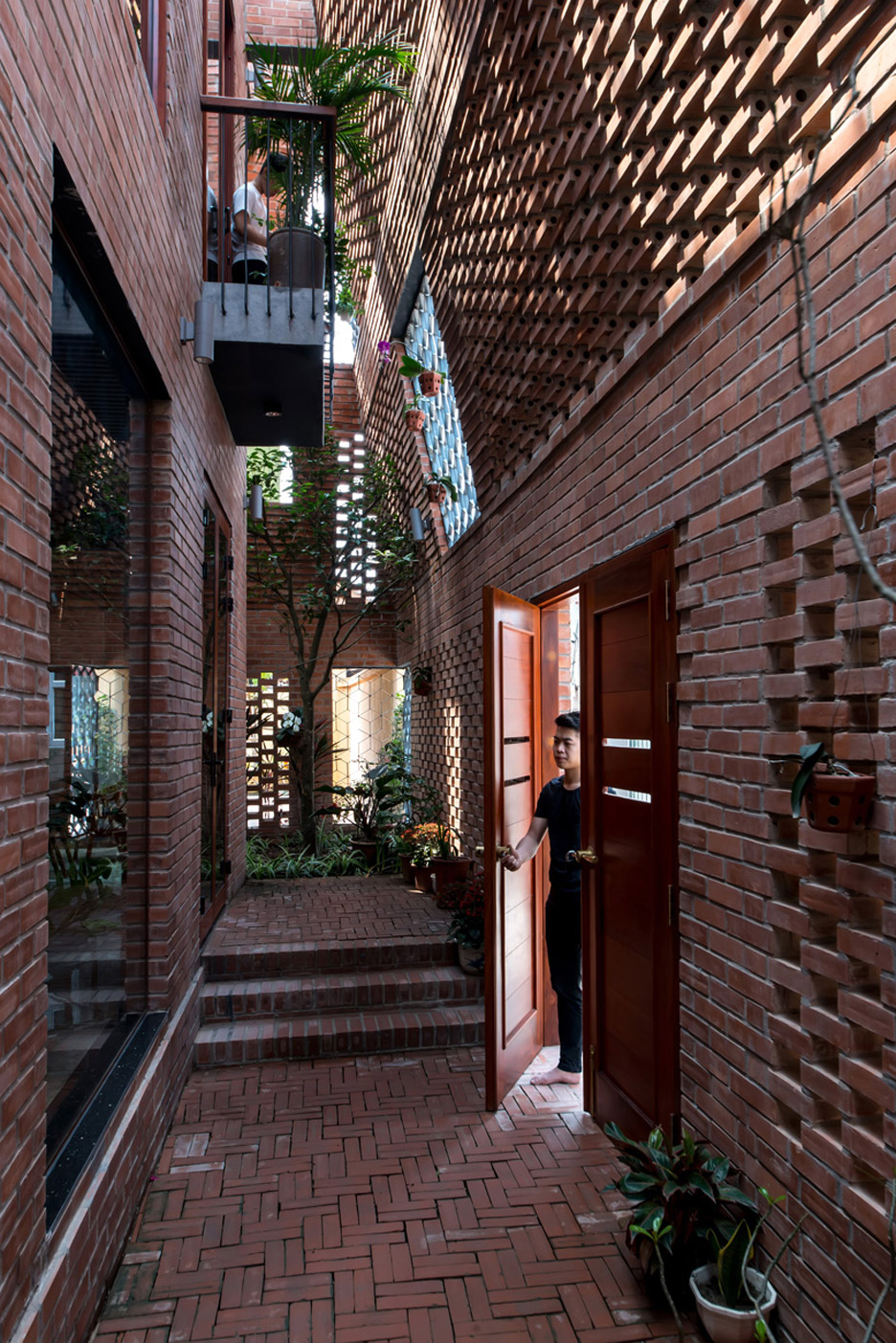 Brick Cave by H&P Architects
