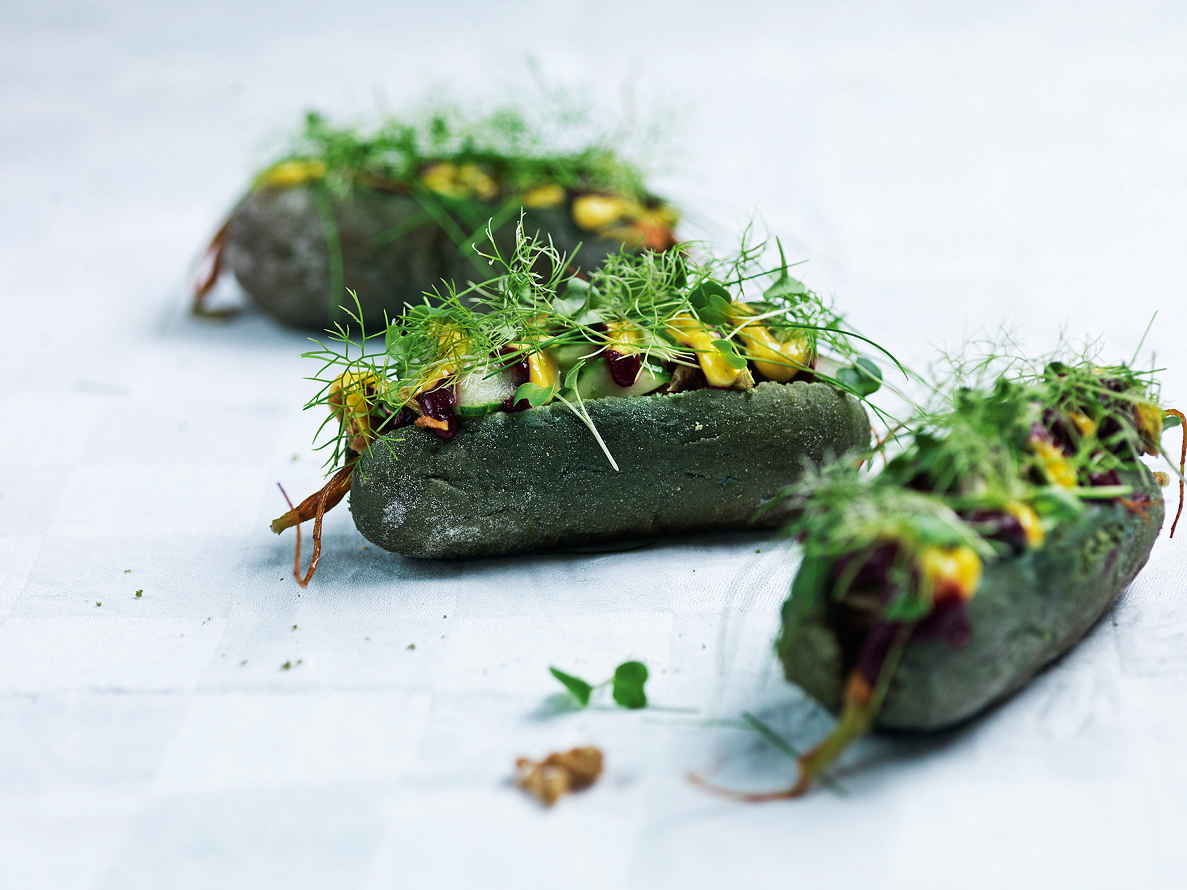 Edible energy: Simon Perez, SPACE10’s chef- in-residence, developed a ‘Dogless Hotdog’ using the algae spirulina. © Kasper Kristoffersen