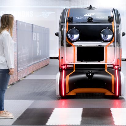 El prototipo de automóvil sin conductor de Jaguar Land Rover hace contacto visual con los peatones