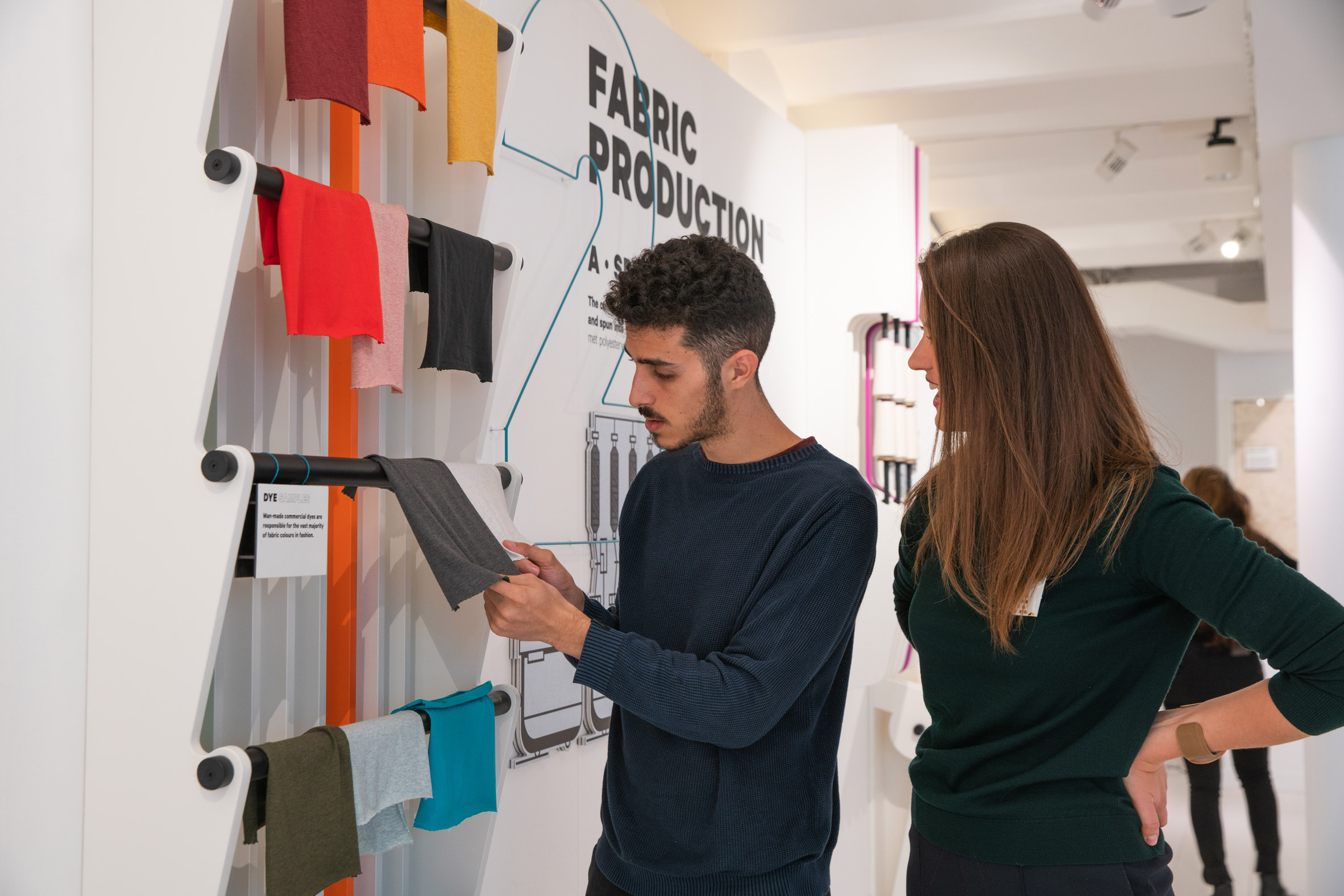 People in museum. Исследования в музее. Институт моды в Амстердаме. Amsterdam sustainable Fashion Museum.