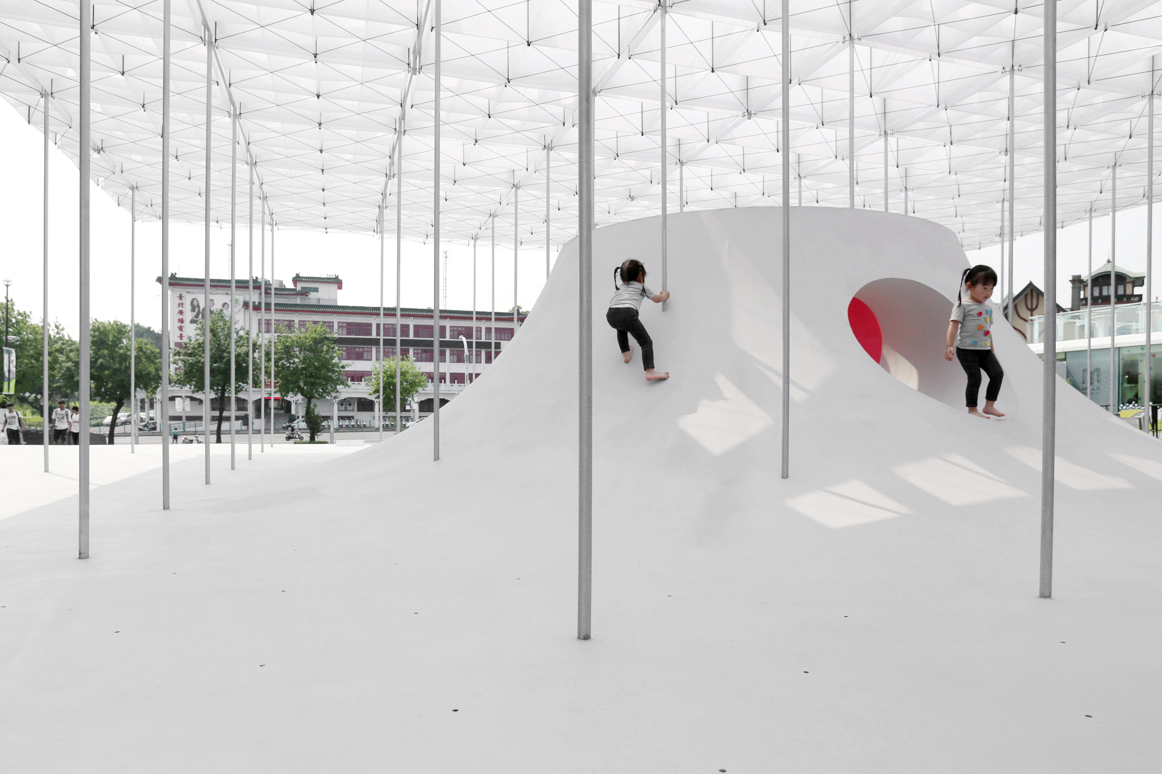 Shen Ting Tseng Architects' pavilion "floats" above a plaza at the Taipei Fine Arts Museum