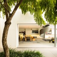 Studio MK27 updates and expands Gama Issa house in São Paulo