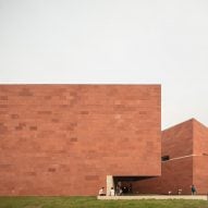 Álvaro Siza clads International Design Museum of China in red sandstone
