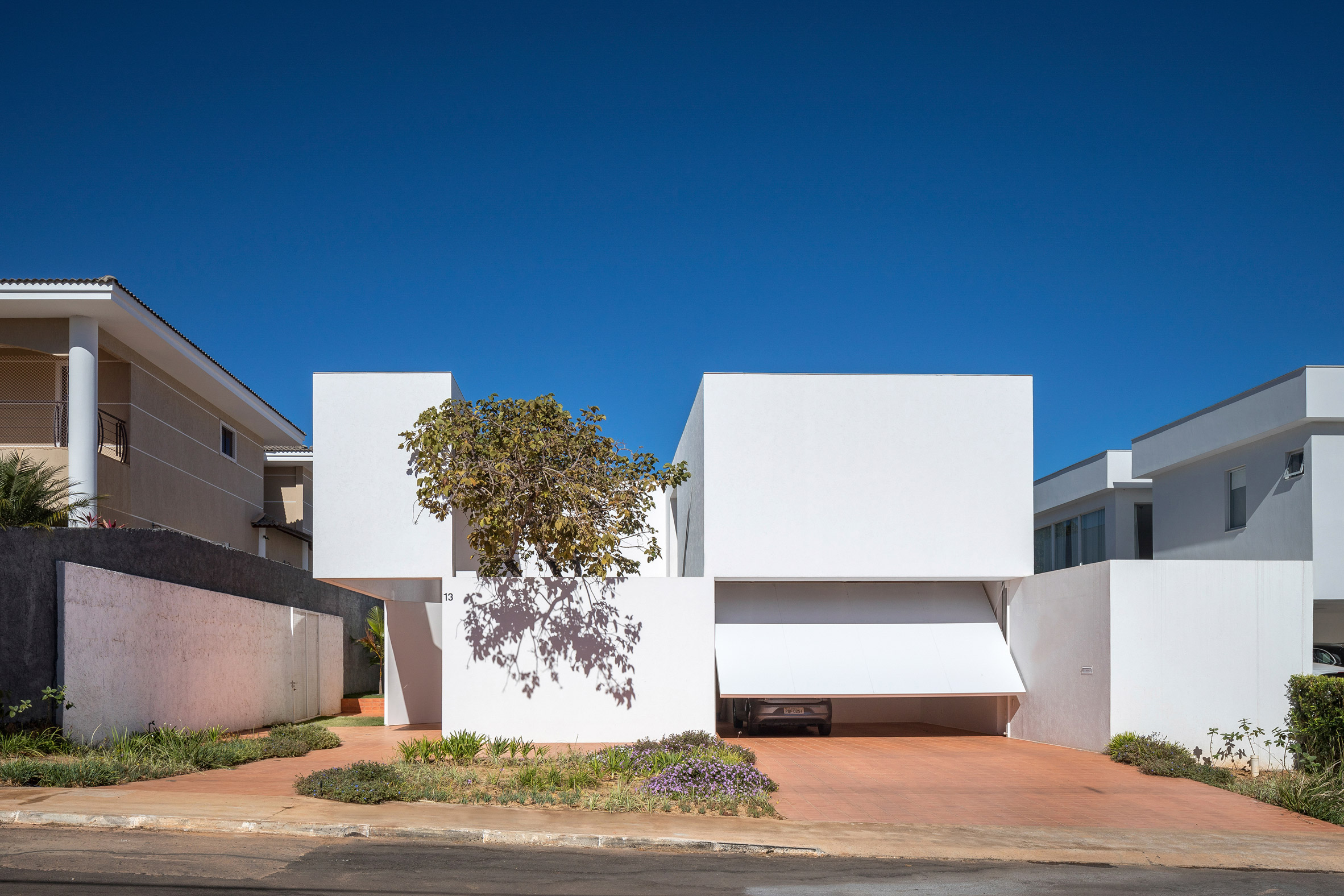 Stacked white volumes form Morrone House in Brazil by Bloco Arquitetos