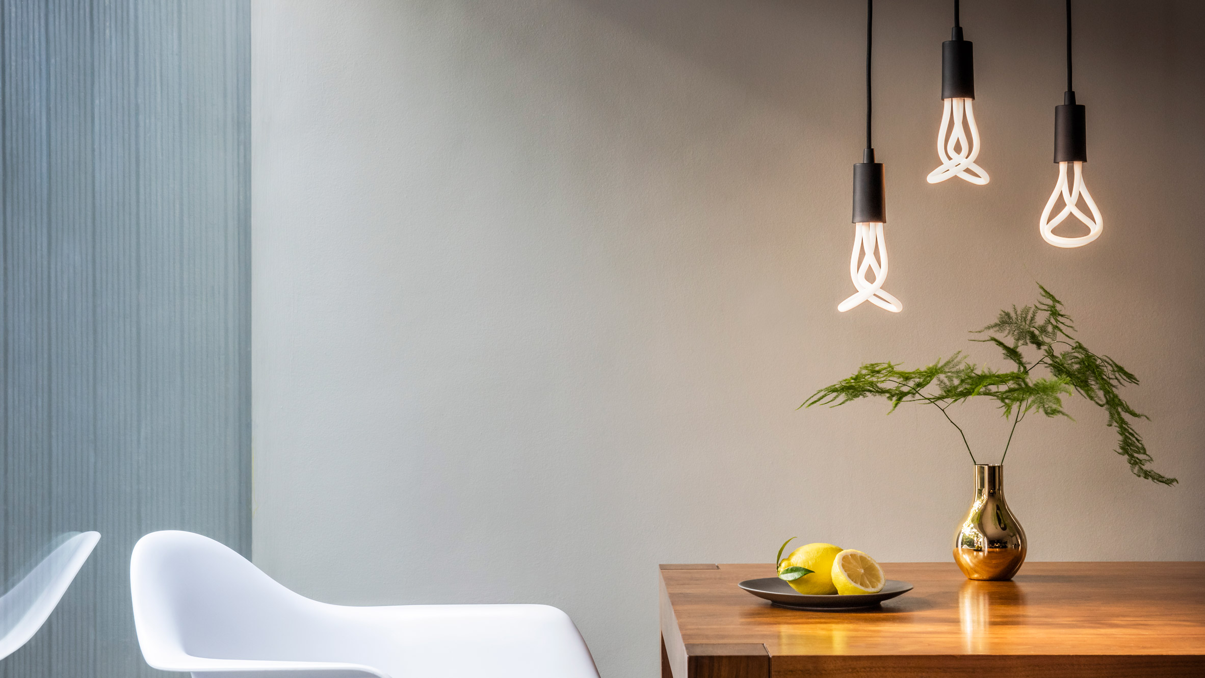 Toepassen Vuilnisbak munt Plumen creates LED version of Design of the Year-winning 001 light bulb