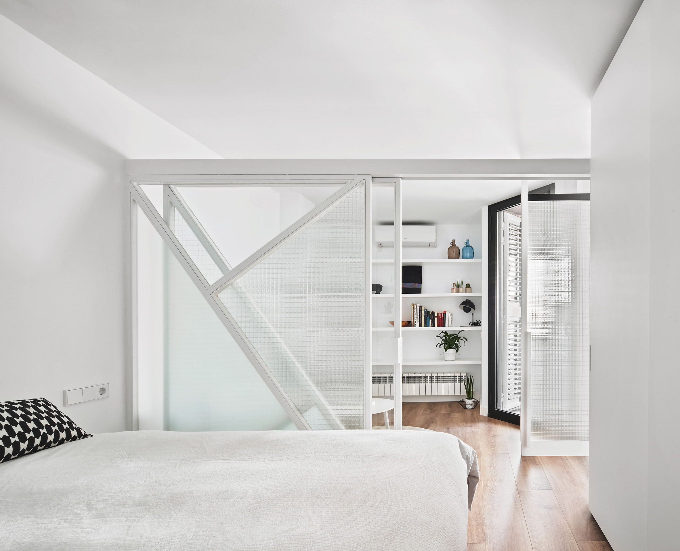 Sardenya Apartment by Raul Sanchez Architects