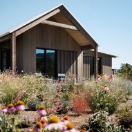 Field Architecture situates wood-clad Zinfandel house in California wine country